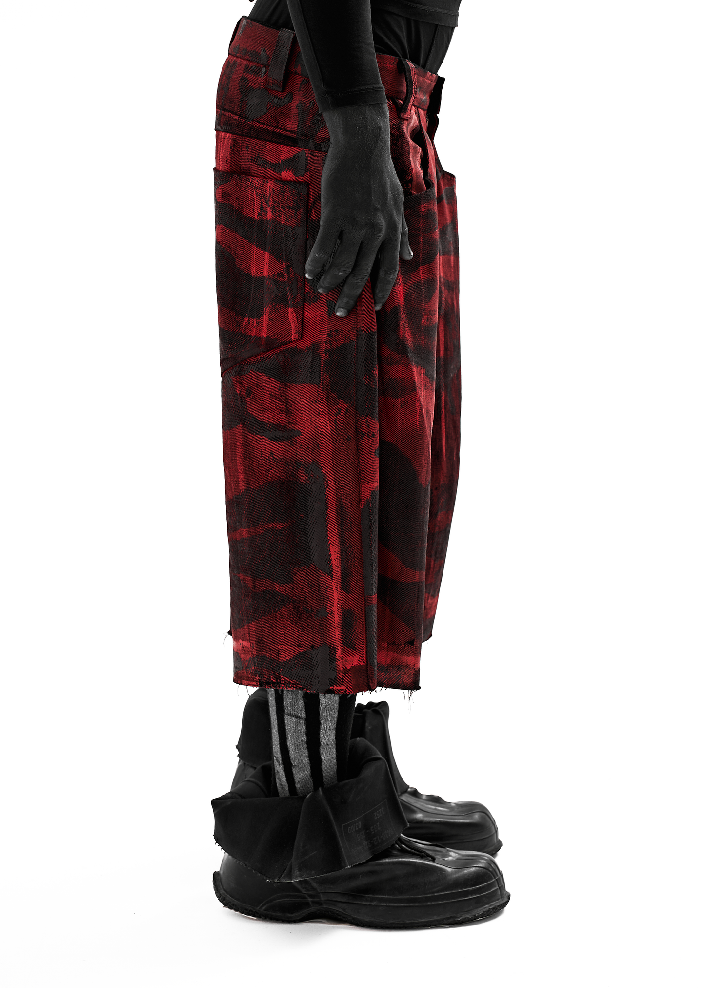 CAMO WAXED RED DENIM SHORTS
