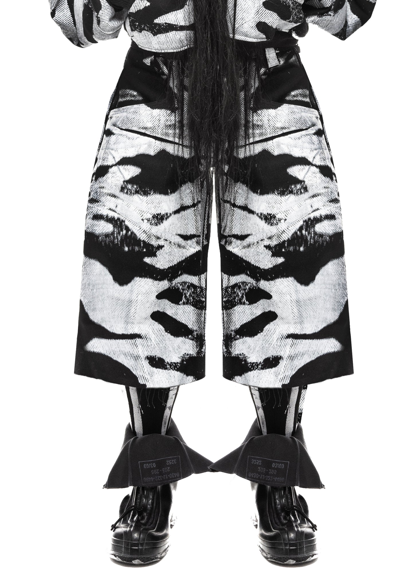 Close-up of leg section with raw distressed details – PLA4