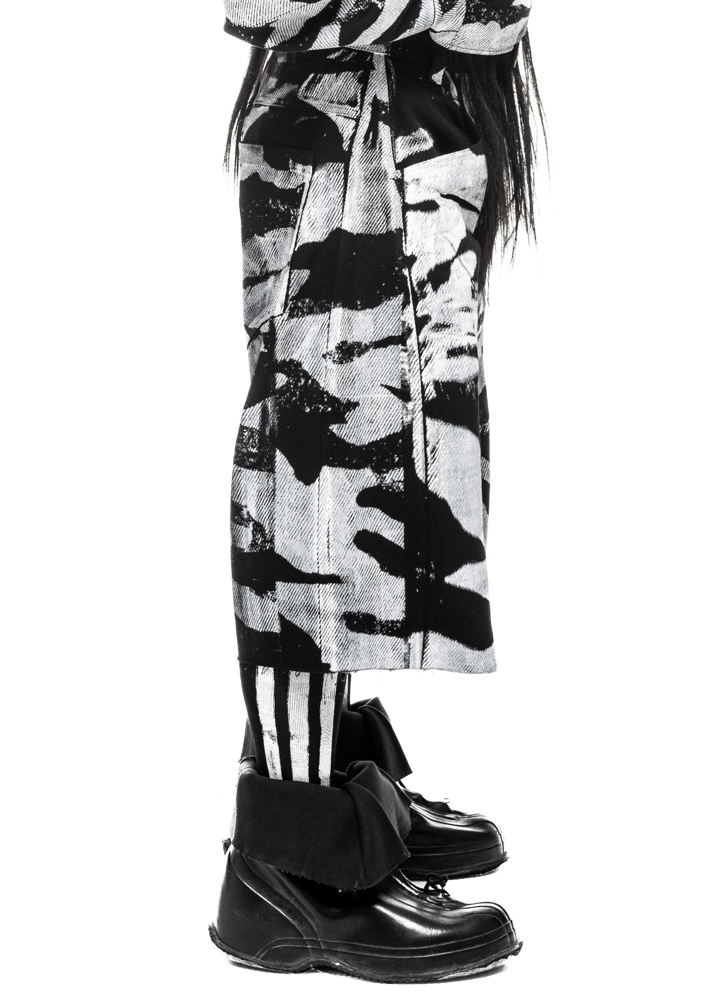 Close-up of leg section with raw distressed details – PLA4
