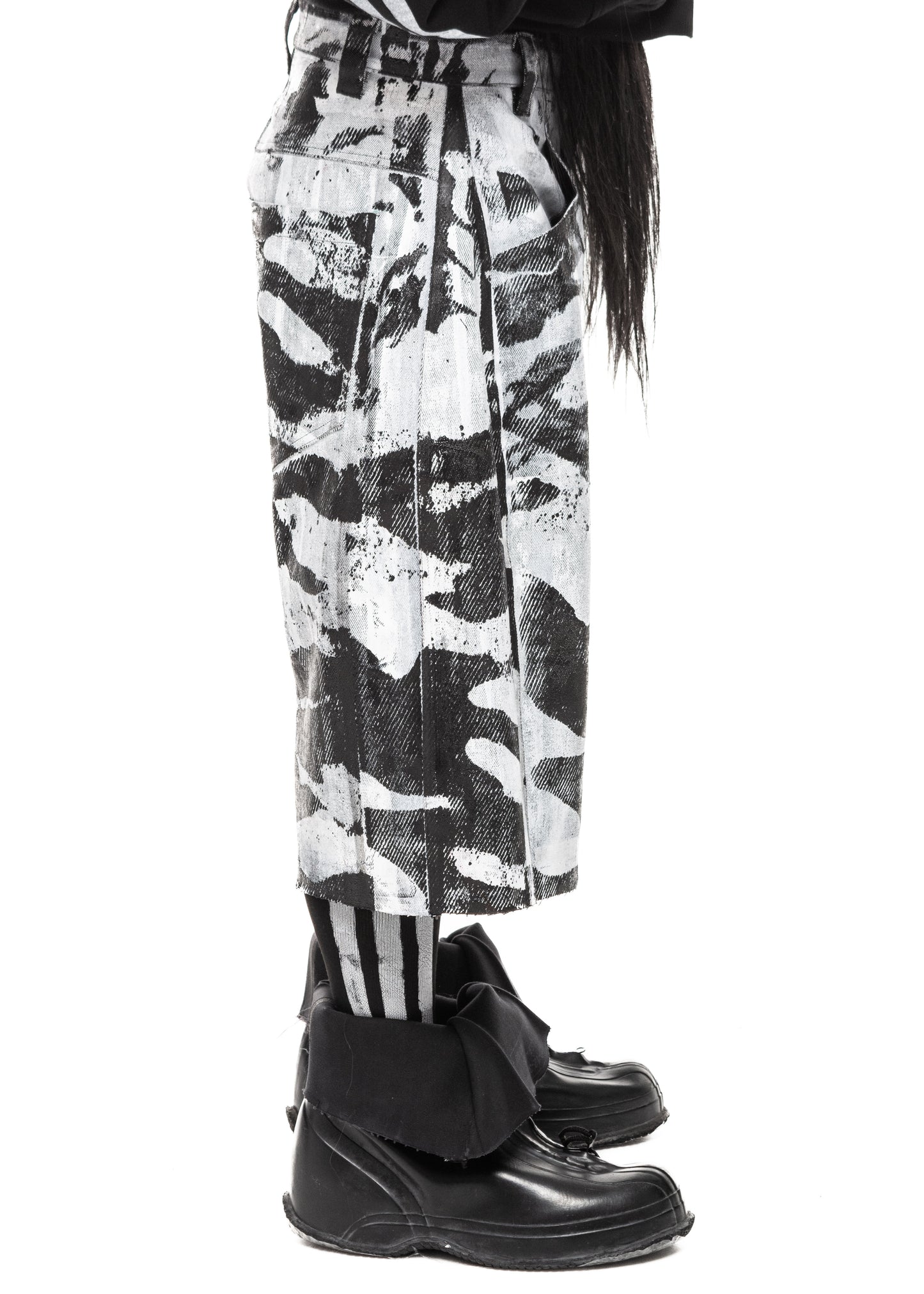 CAMO WAXED WHITE DENIM SHORTS