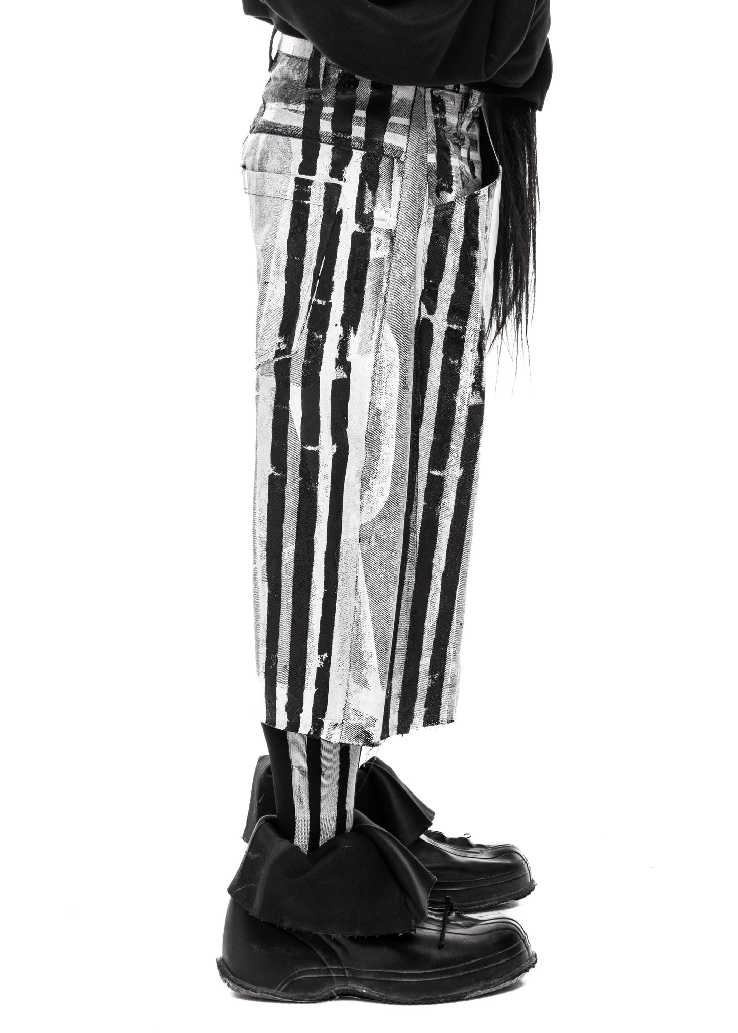 STRIPES WAXED WHITE DENIM SHORTS
