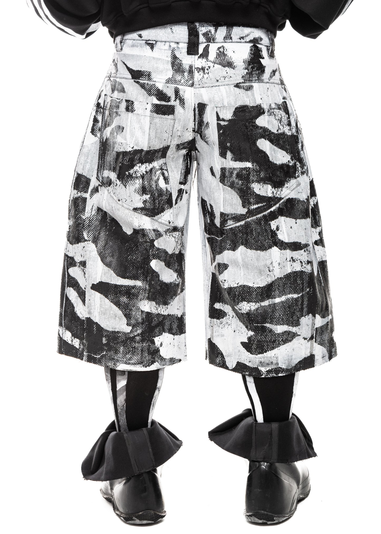 CAMO WAXED WHITE DENIM SHORTS