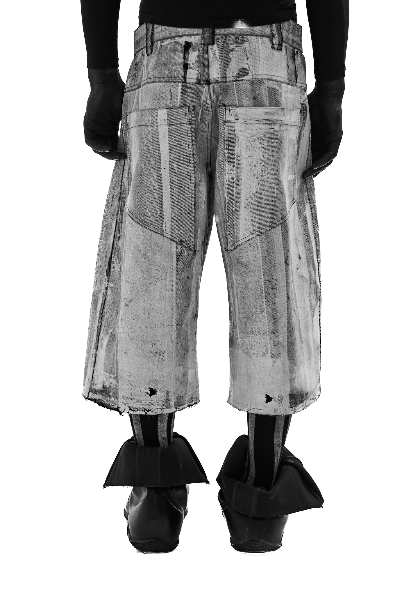 WAXED WHITE DENIM SHORTS