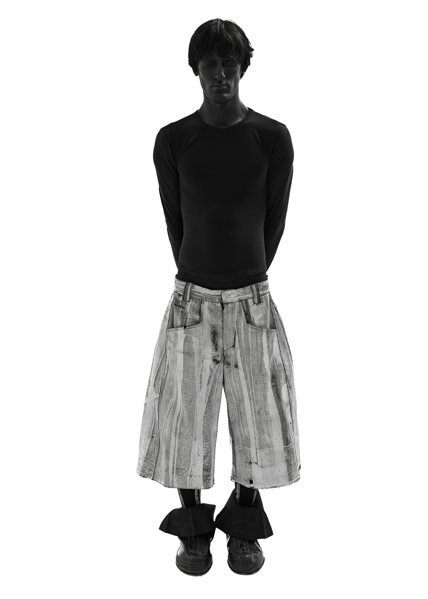WAXED WHITE DENIM SHORTS