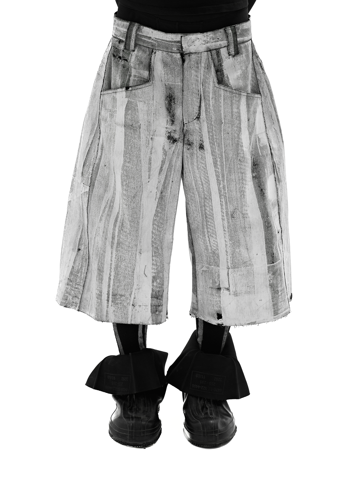 WAXED WHITE DENIM SHORTS