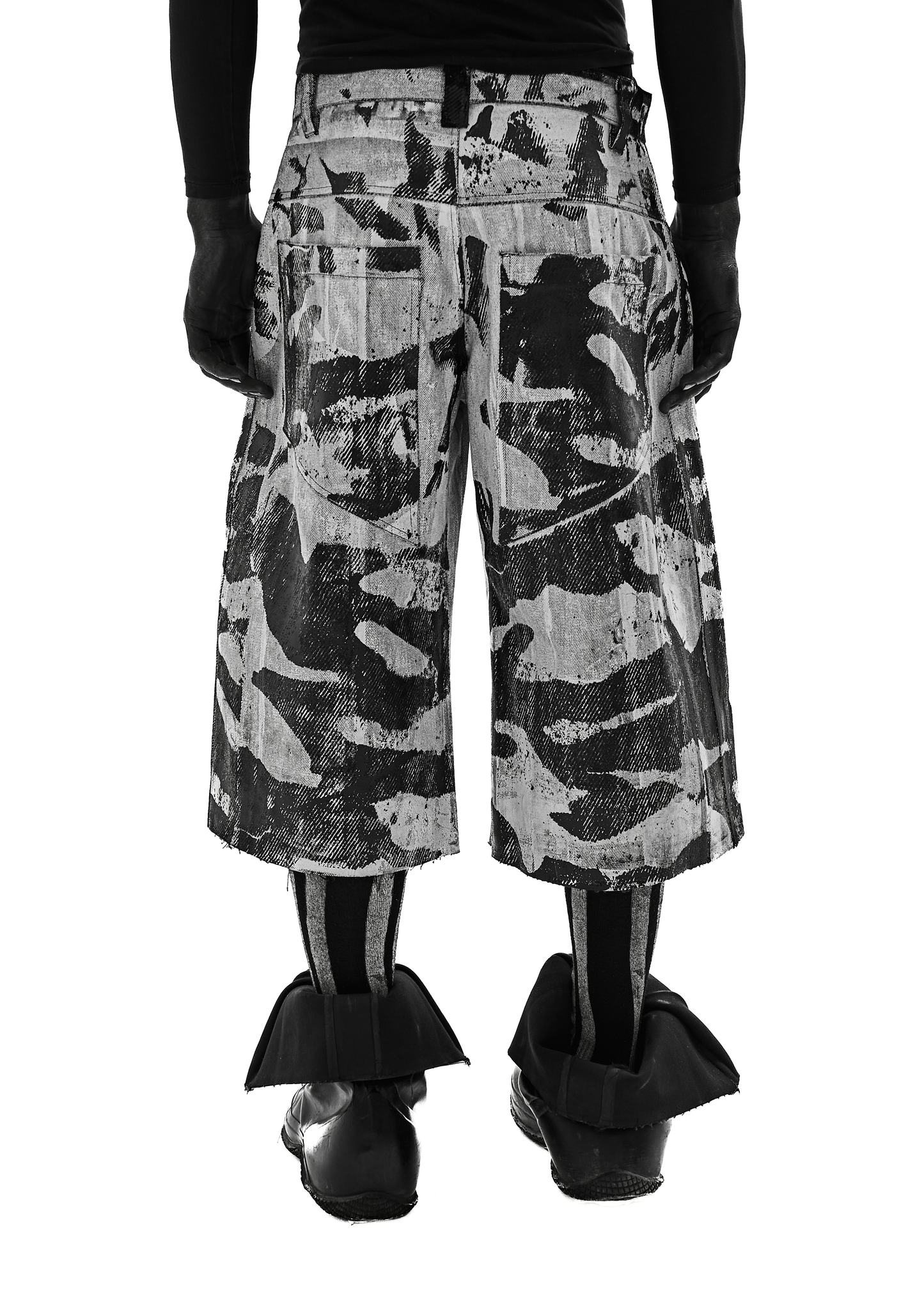 CAMO WAXED WHITE DENIM SHORTS