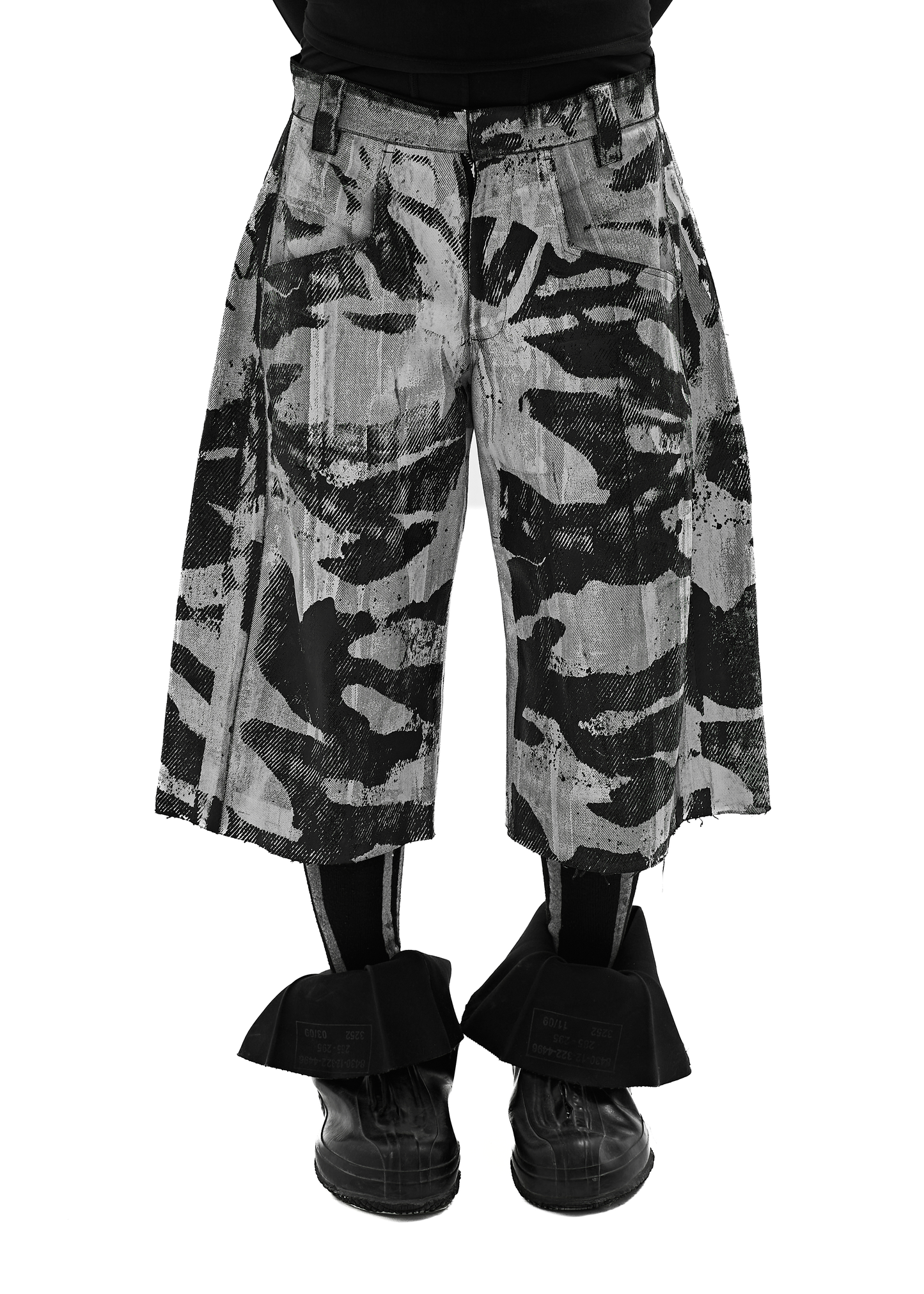 CAMO WAXED WHITE DENIM SHORTS