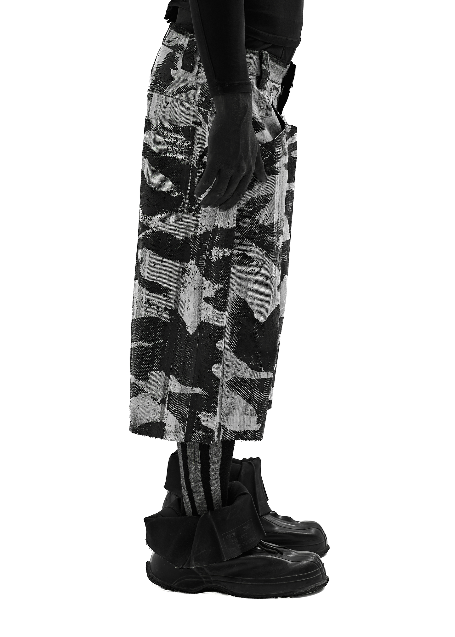 CAMO WAXED WHITE DENIM SHORTS