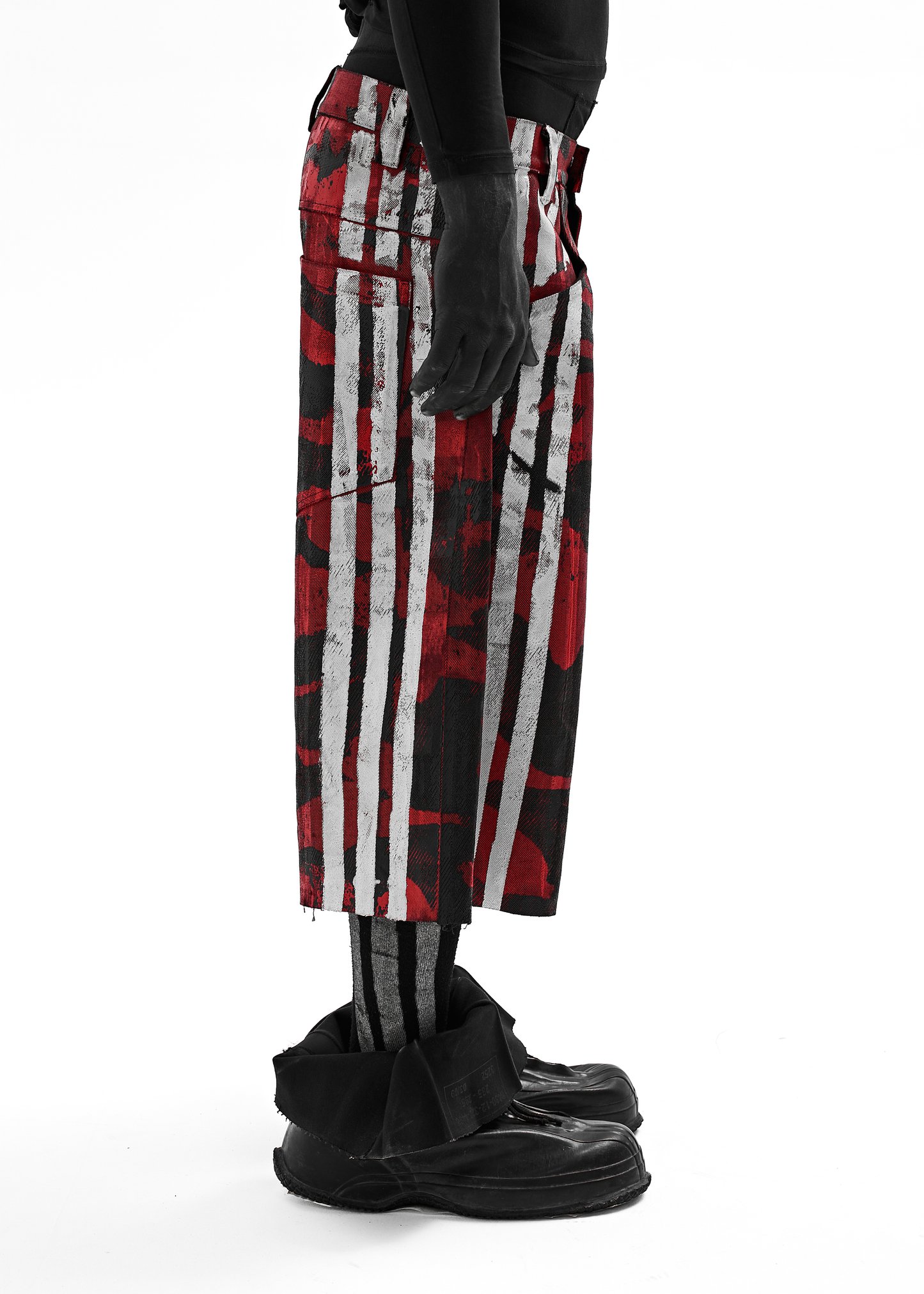 CAMO STRIPES WAXED RED DENIM SHORTS
