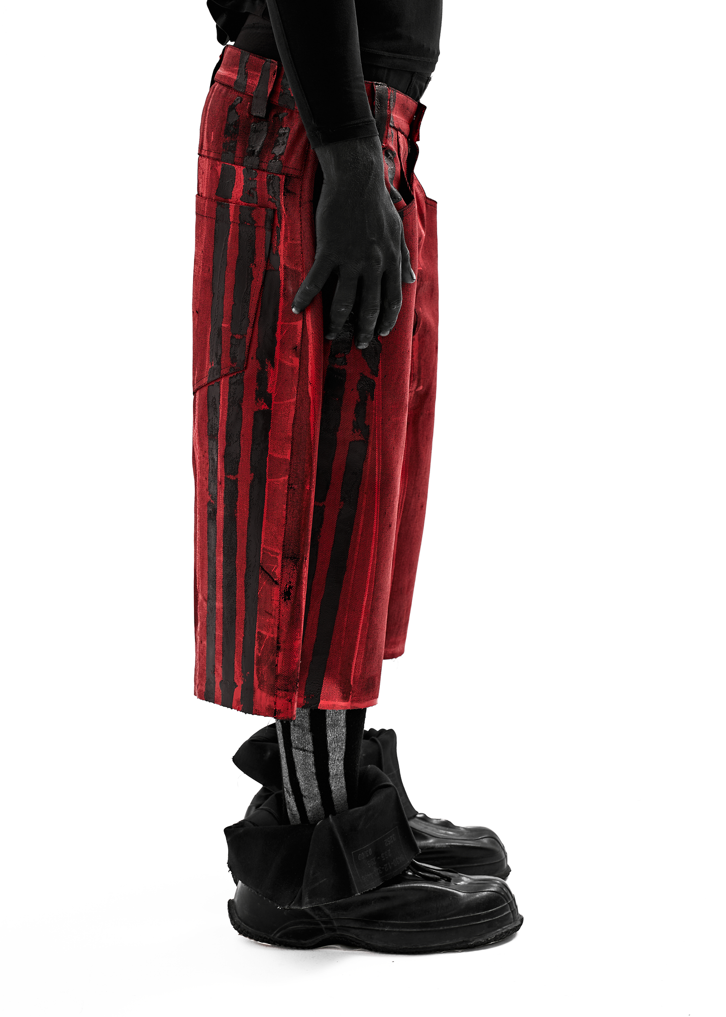 BLACK STRIPES WAXED RED DENIM SHORTS