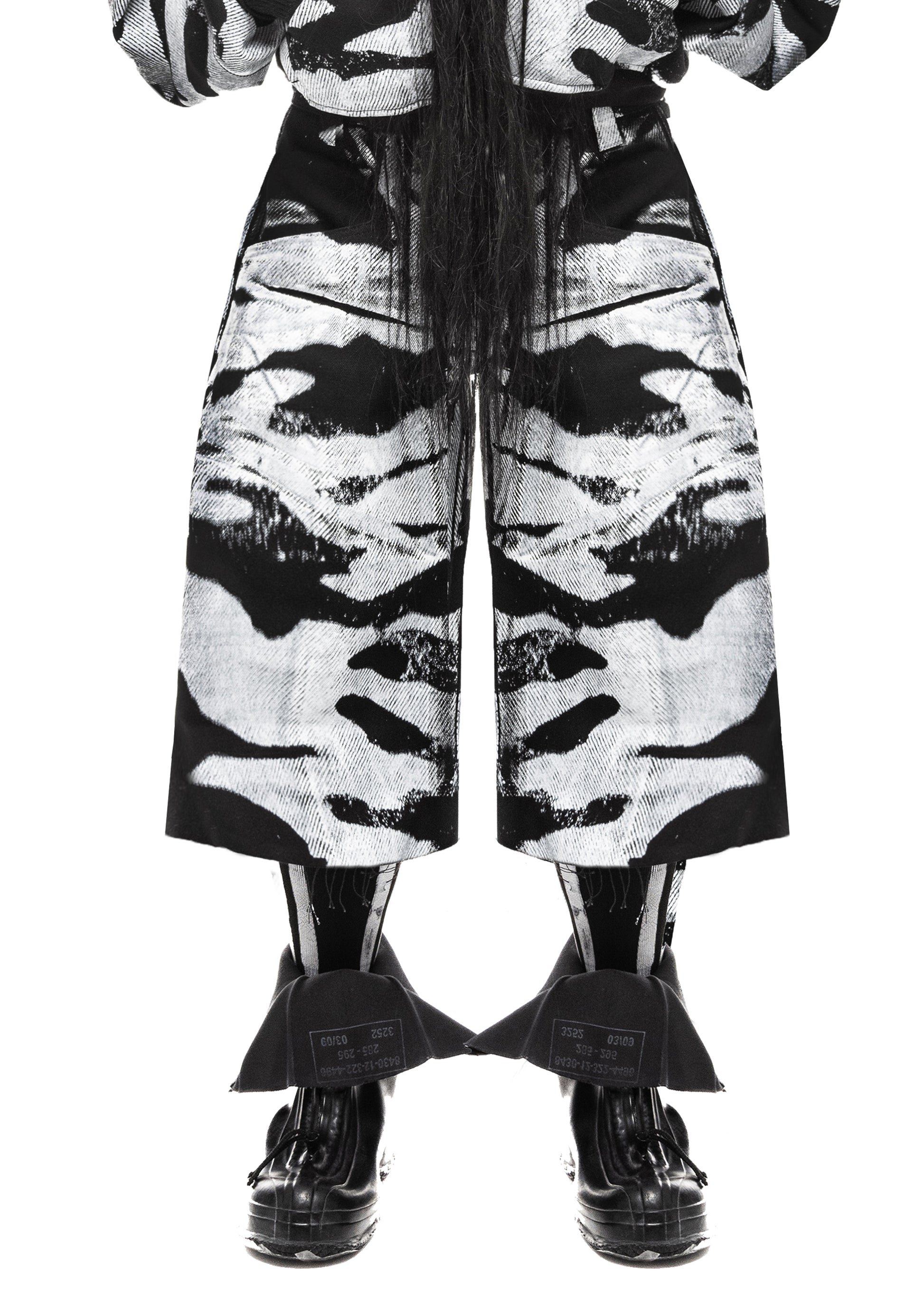 Close-up of leg section with raw distressed details – PLA4
