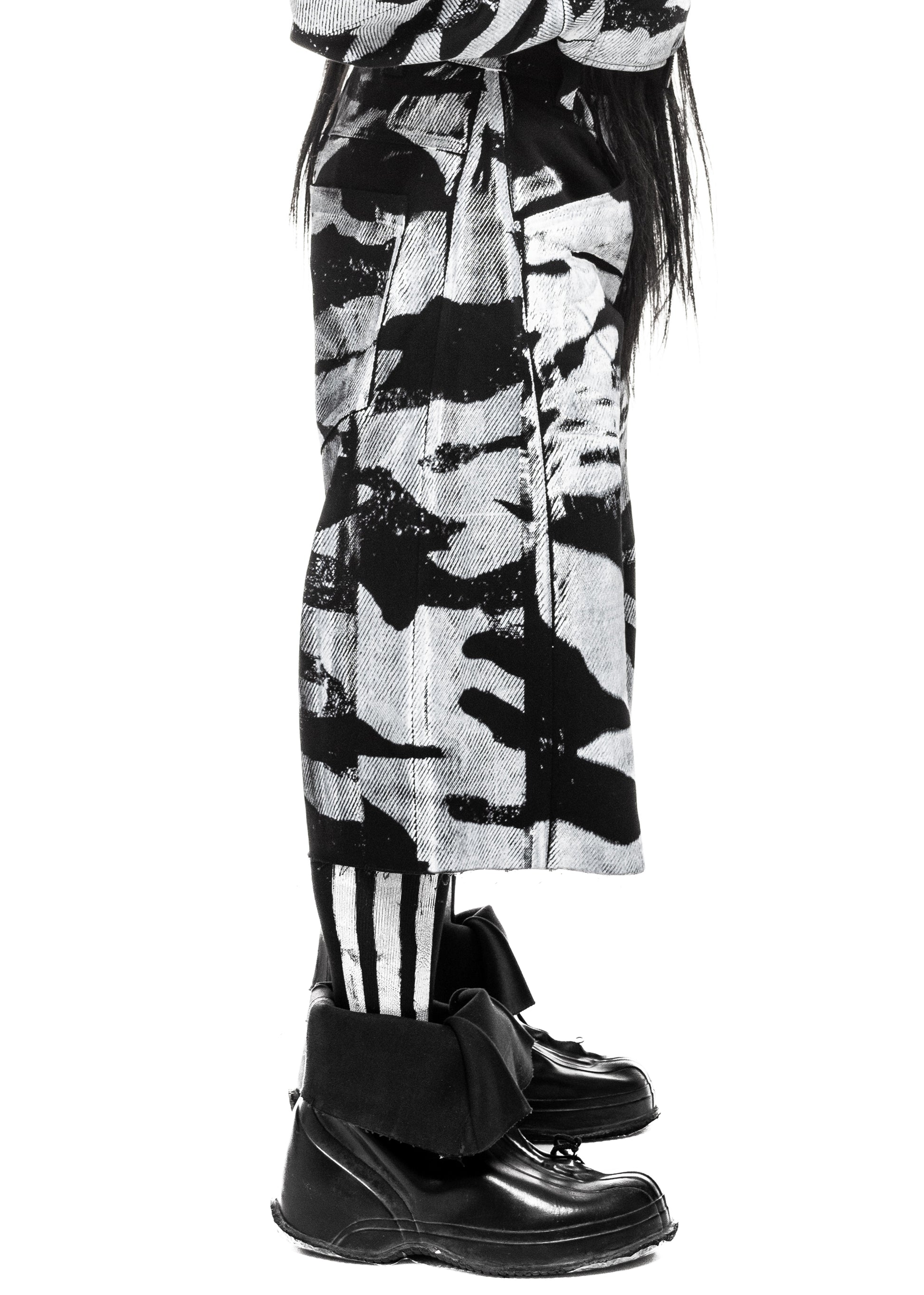 Close-up of leg section with raw distressed details – PLA4