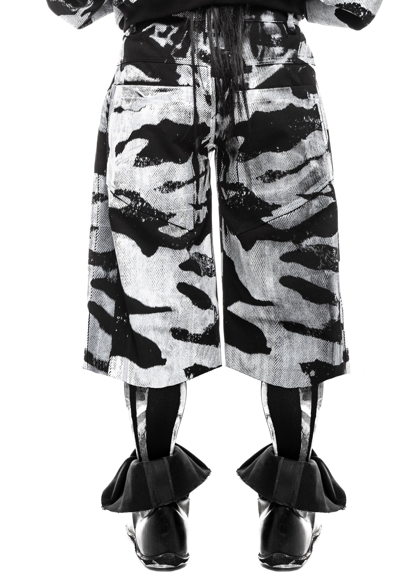 Detail view of lower camo shorts and boots – PLA4