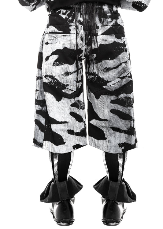 Detail view of lower camo shorts and boots – PLA4