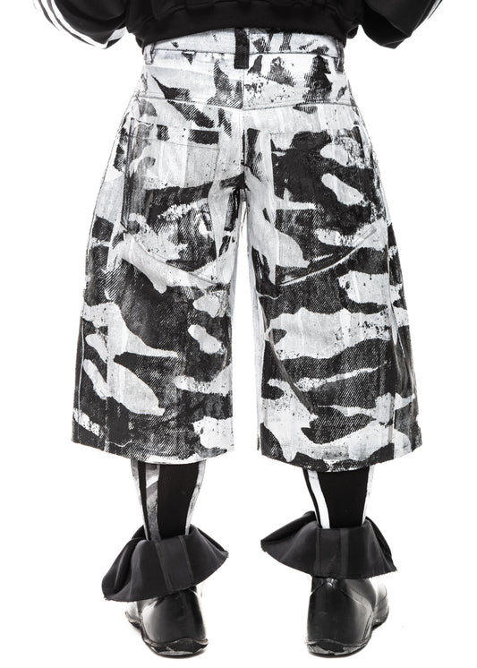 CAMO WAXED WHITE DENIM SHORTS